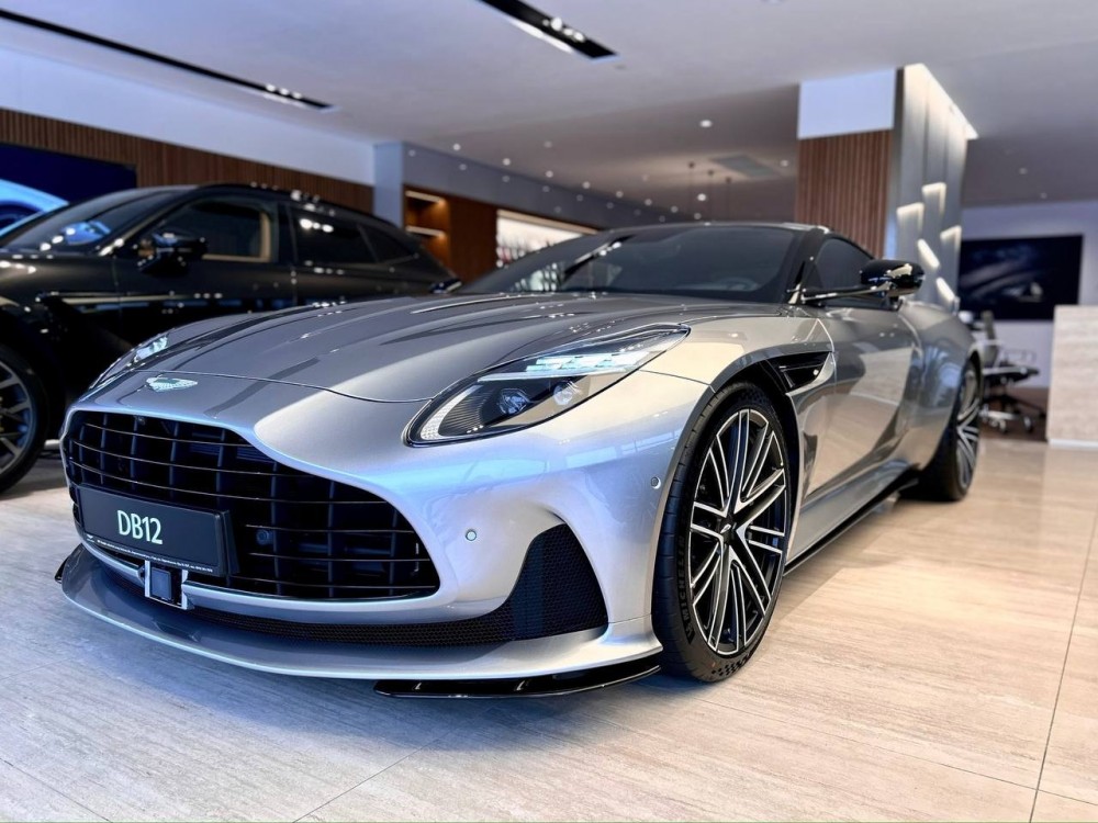 Фото 12 Aston Martin DB12 