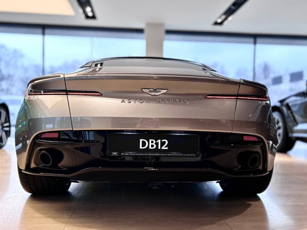 Фото 11 Aston Martin DB12 