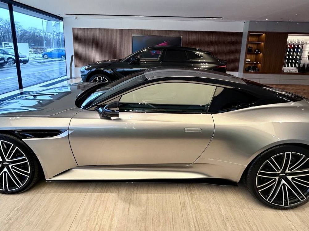 Фото 9 Aston Martin DB12 