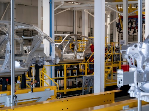 Фото 1 Перший серійний DBX зійшов з конвеєра 